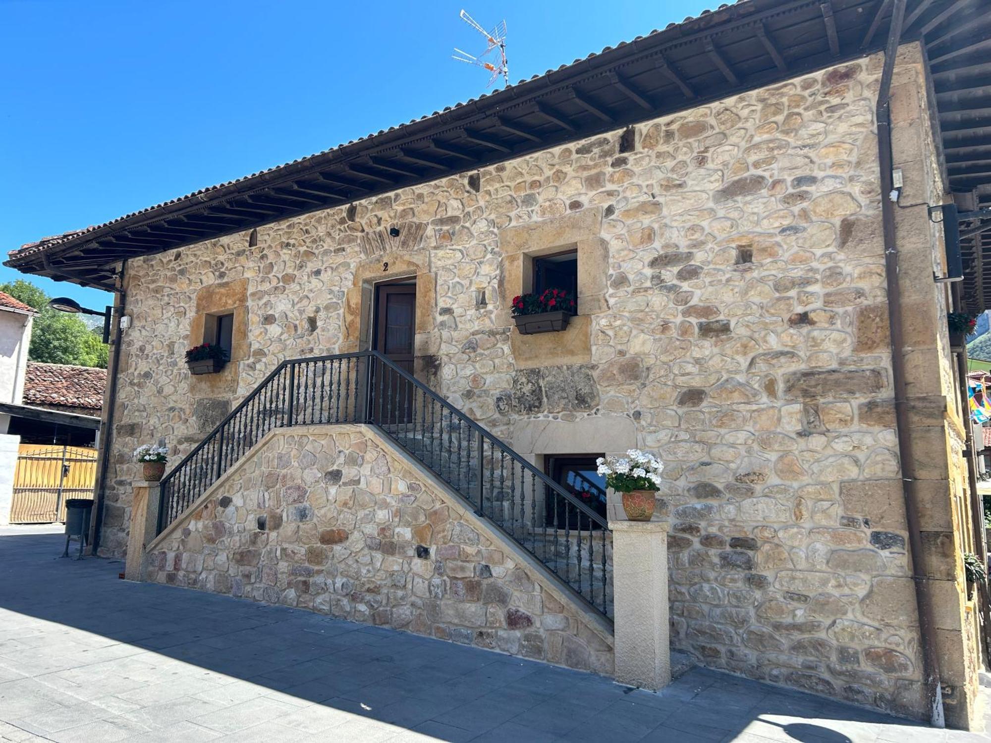 Apartamentos San Roque Arenas De Cabrales Bagian luar foto